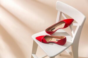 Červené boty – k čemu se hodí a jak je nosit? Stylizace, které vás inspirují