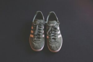 Tenisky – proč je mít ve svém šatníku?