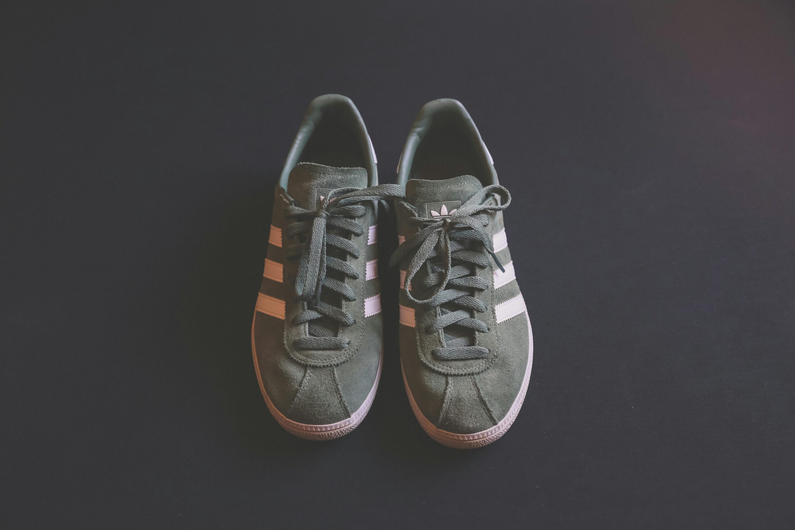 Tenisky – proč je mít ve svém šatníku?